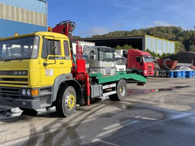 Camion avec grue de chargement