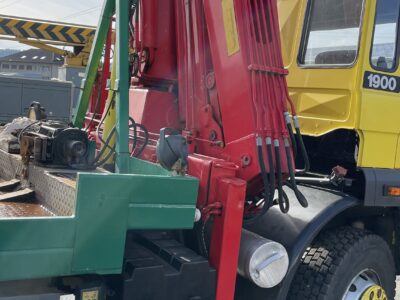 Camion avec grue de chargement
