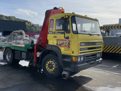 Camion avec grue de chargement