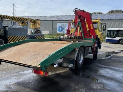 Camion avec grue de chargement