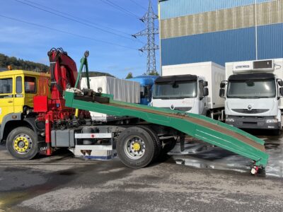 Camion avec grue de chargement