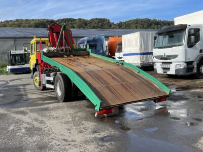 Camion avec grue de chargement