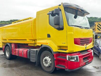Camion avec citerne carburants