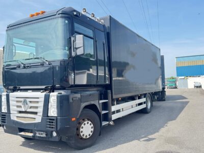 Camion avec fourgon