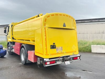 Camion avec citerne carburants