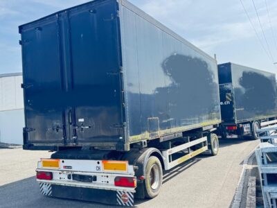 Camion avec fourgon