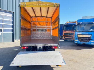 Camionnette bâchée