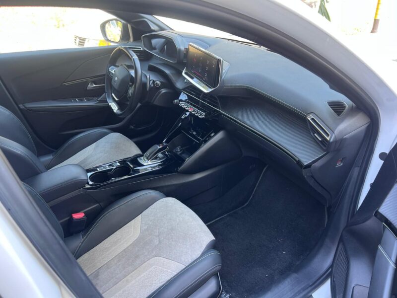PEUGEOT 208 2021